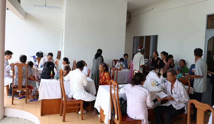 Các y, bác sĩ khám bệnh, tư vấn sức khoẻ cho người dân
