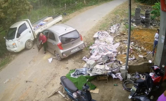 Người phụ nữ điều khiển ô tô đổ đèo với vận tốc cao gây tai nạn.