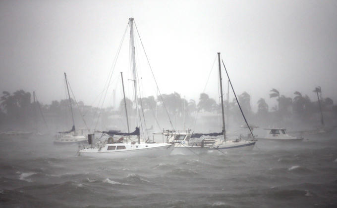 Mắt bão Irma đã tới Florida Keys, quần đảo san hô thấp ở phía đông nam nước Mỹ mang theo những đợt gió giật 209 km/h. Trung tâm Dự báo bão Quốc gia Mỹ cho biết các thành phố ven biển phía nam đã ghi nhận những cột sóng cao đến 4,6 m.