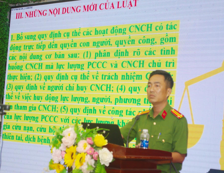 Trung tá Hoàng Minh Hải - Phó Trưởng phòng Cảnh sát Phòng cháy, chữa cháy và cứu nạn, cứu hộ Công an tỉnh Bạc Liêu, triển khai Luật Phòng cháy, chữa cháy và cứu nạn, cứu hộ.