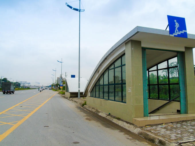 Dọc hai tuyến đường Hoàng Sa, Trường Sa đều bố trí các điểm đỗ xe buýt, hầm cho người đi bộ.