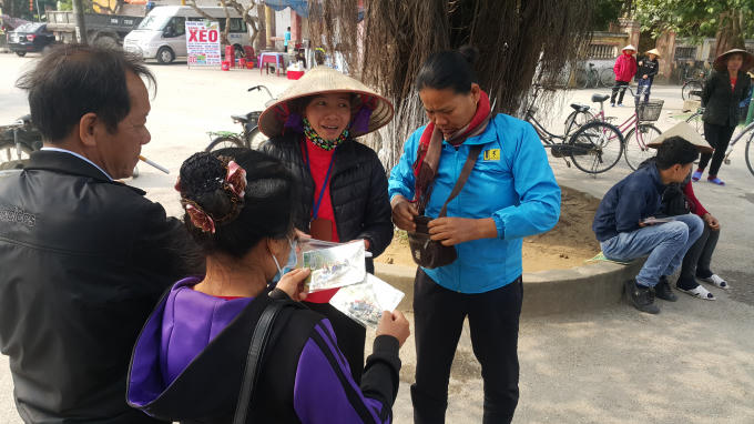 Tình trạng chèn ép, đu bám khách du lịch diễn ra công khai.