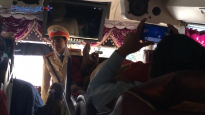 Chiến sỹ CSGT thuộc phòng CSGT - Công an tỉnh Hòa Bình dừng xe kiểm tra. (Ảnh: Đình Quyết)