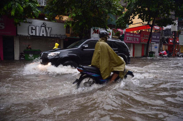 Dự báo trong khoảng thời gian 30 đến 60 phút tới, khu vực các quận trung tâm thành phố tiếp tục có mưa rào và dông.