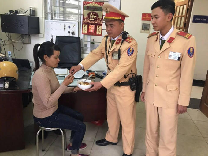 Chị Kạch được các chiến sĩ CSGT mời cơm tại trụ sở của đội.