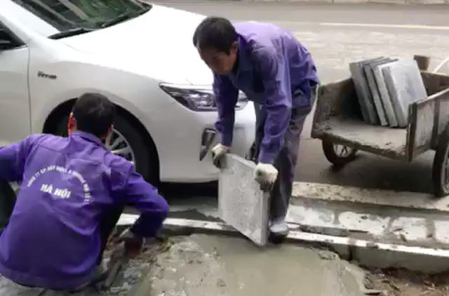Nhiều tuyến phố Hà Nội phải thay đổi thiết kế, chuyển từ đá tự nhiên sang lát gạch giả đá