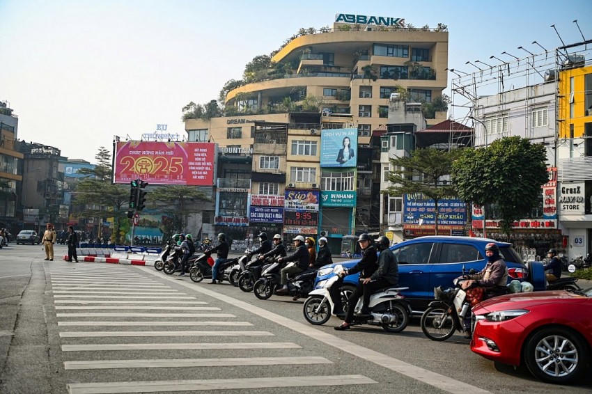 Người tham gia giao thông dừng chờ đèn đỏ đúng vạch kẻ đường, tạo hình ảnh đẹp.