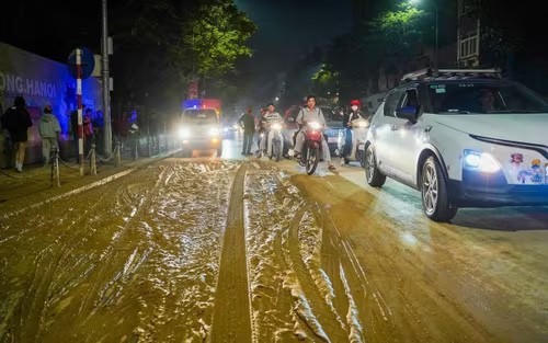 Tài xế làm rơi vãi bùn đất trên phố Tôn Đức Thắng, Hà Nội bị xử phạt.