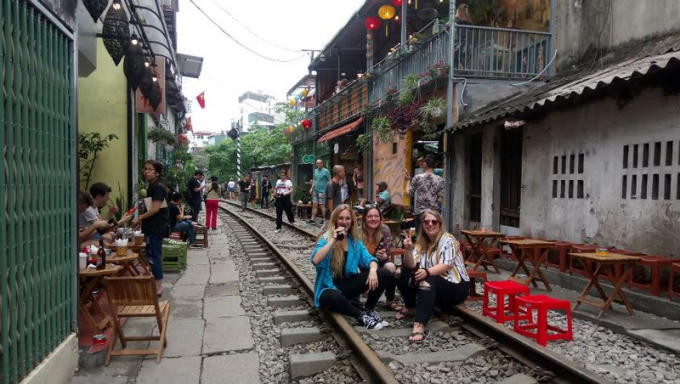 Nhóm du khách thoải mái uống bia, check-in ngay trên đường ray tàu hỏa