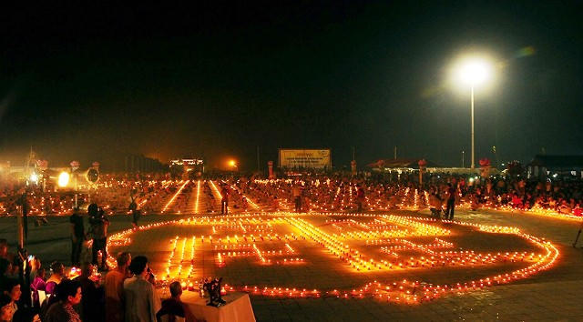 Lễ hội có nhiều hoạt động diễn ra trong đó có Lễ hoa đăng thu hút khách thập phương tham gia.