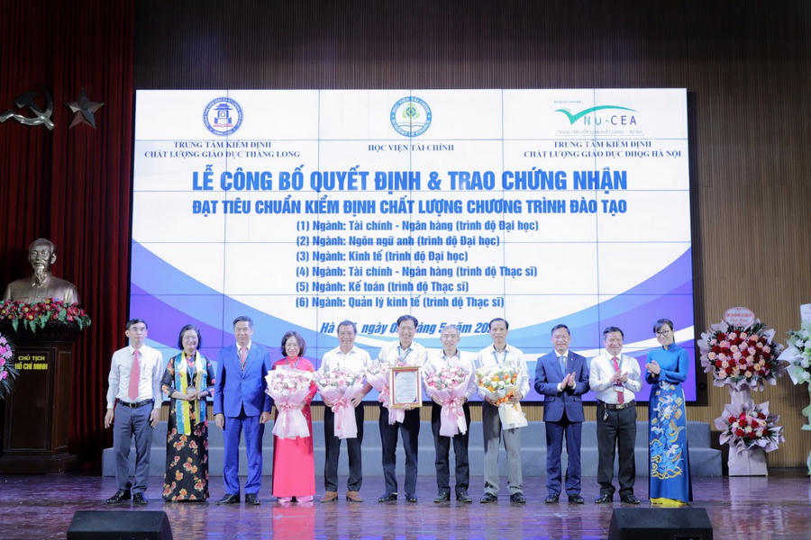 Trao Quyết định và Giấy chứng nhận cho các Chương trình đào tạo đạt chuẩn kiểm định chất lượng.
