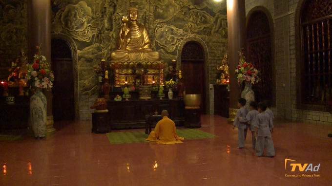 Với sự gi&uacute;p sức của c&aacute;c bố, 4 bạn nhỏ đ&atilde; đến được ch&iacute;nh điện.