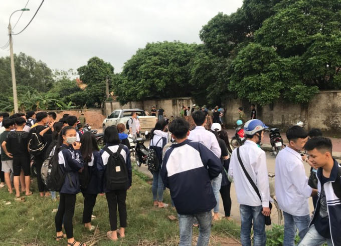 Sự việc thu hút sự chú ý của đông đảo người dân sinh sống xung quanh khu vực.