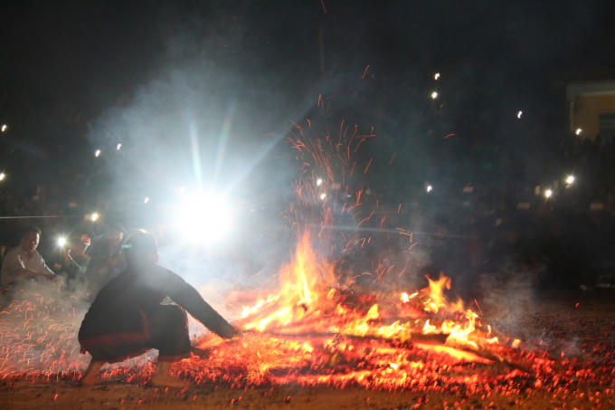 Họ bắt đầu từ việc đưa tay vào bới đống lửa. Nhảy hẳn vào đống lửa và lại nhảy ra trong tiếng hò reo cuồng nhiệt của mọi người.