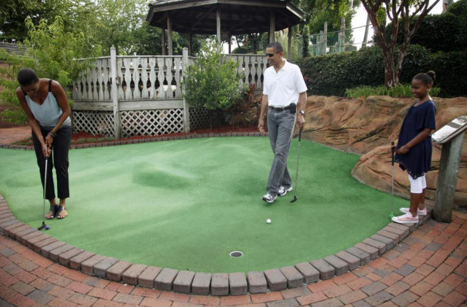 Dù công việc bận rộn nhưng vị Tổng thống Mỹ vẫn luôn dành thời gian vui chơi cùng 2 cô con gái. (Ảnh: Reuters)