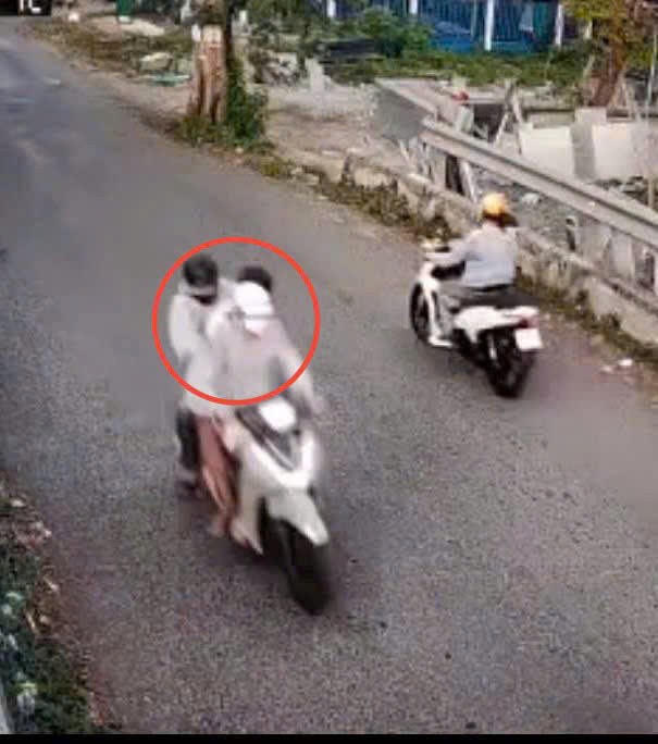 Ba đối tượng thực hiện hành vi cướp giật tài sản của cặp vợ chồng đi xe máy (ảnh do camera người dân cung cấp)