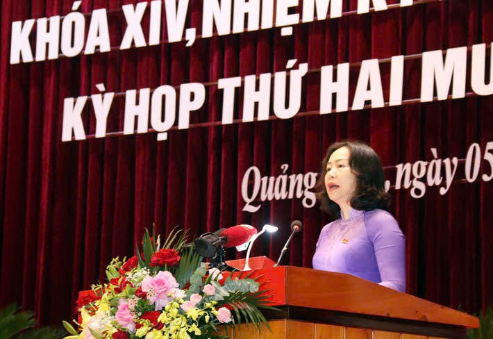 Bà Vi Ngọc Bích, Phó Chủ tịch Thường trực HĐND tỉnh Quảng Ninh, phát biểu khai mạc kỳ họp.