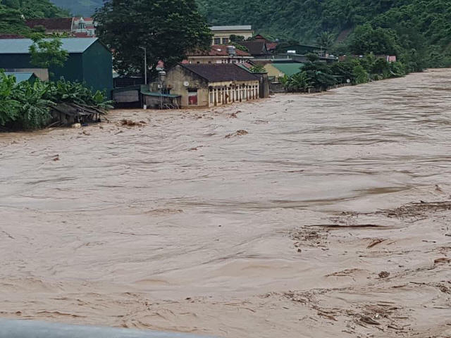Lũ lớn xuất hiện ở các huyện miền Tây Nghệ An như Kỳ Sơn, Tương Dương, Con Cuông, Quỳ Châu, Quỳ Hợp sau mưa lớn do ảnh hưởng của cơn bão số 4. Tính đến thời điểm này tỉnh Nghệ An đã ghi nhận có 5 người thiệt mạng trong đợt mưa lũ này.
