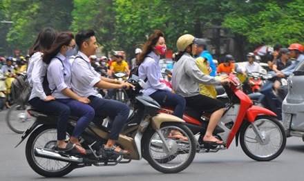Người điều khiển môtô, xe gắn máy (kể cả xe máy điện), vượt đèn vàng bị phạt 300.000 - 400.000 đồng.