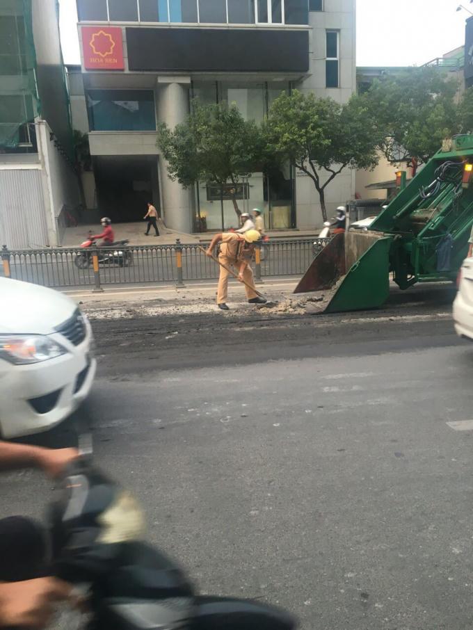 CSGT Tân Sơn Nhất nhanh chóng có mặt tại hiện trường để dọn dẹp bùn đất rơi vãi