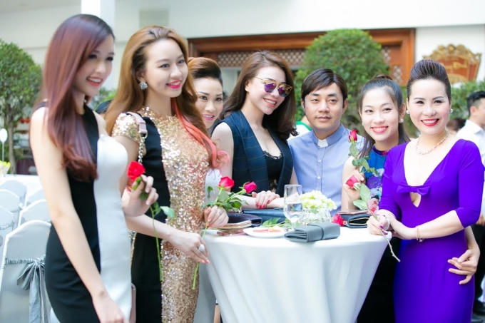 Nhiều người đẹp cùng trổ tài nội trợ chào mừng 8-3 cùng các nhà báo và nghệ sĩ