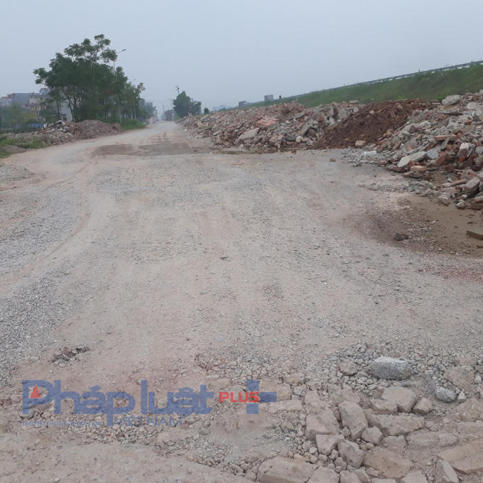 Đất thải tập kết ngay ven đường.