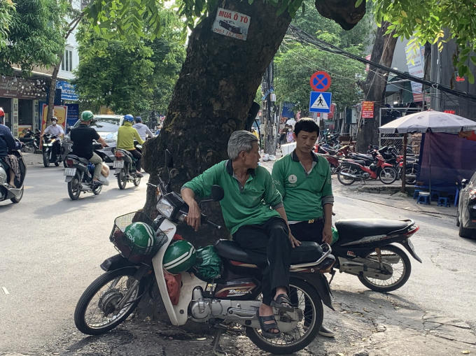Nhiều tài xế khác hàng ngày đang phải bỏ số tiền lớn trả chi phí xăng dầu mong muốn giá xăng hạ xuống