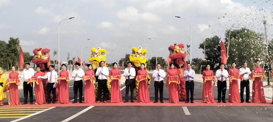 Các đại biểu thực hiện nghi thức cắt băng khánh thành công trình xây dựng cầu Đò mới qua sông Thị Tính.
