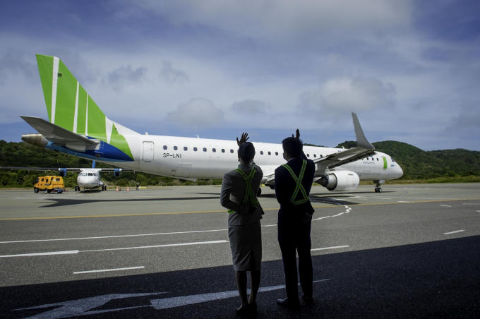 Đại diện Bamboo Airways chào chuyến bay sắp cất cánh