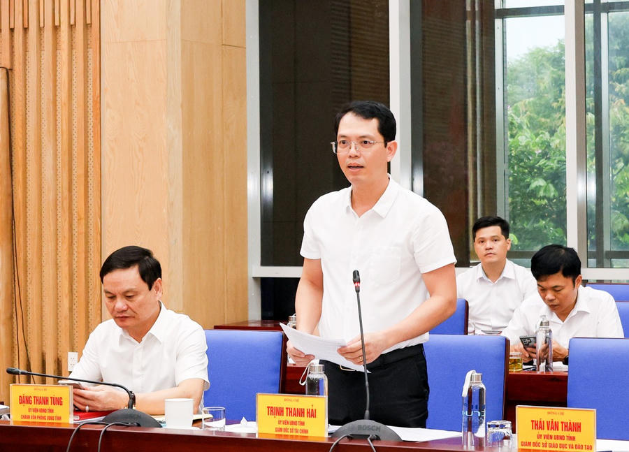 Giám đốc Sở Tài chính Nghệ An Trịnh Thanh Hải báo cáo tại phiên họp.