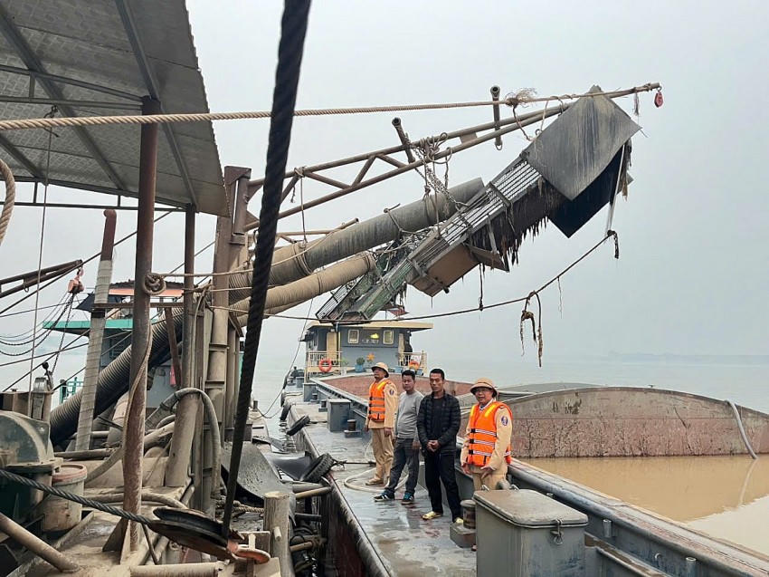 Tàu khai thác cát trái phép bị cơ quan Công an phát hiện.