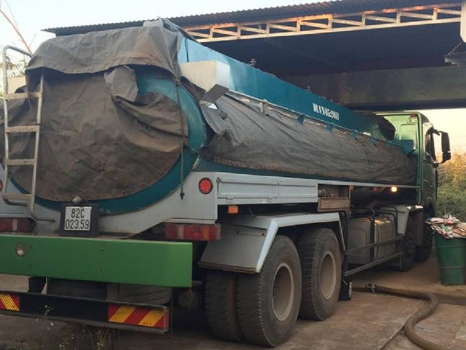 Chiếc xe bồn chở hàng ngàn lít xăng không rõ nguồn gốc bị bắt giữ.