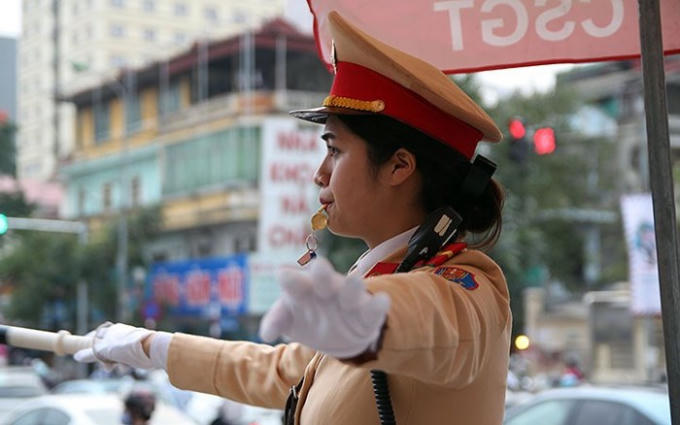 Những động t&aacute;c điều khiển thuần thục, đ&uacute;ng nhịp theo đ&egrave;n t&iacute;n hiệu giao th&ocirc;ng của Thiếu &uacute;y Nguyễn Ch&acirc;u Linh, Đội CSGT số 3 (Ph&ograve;ng CSGT - C&ocirc;ng an TP H&agrave; Nội) được người đi đường tu&acirc;n thủ.