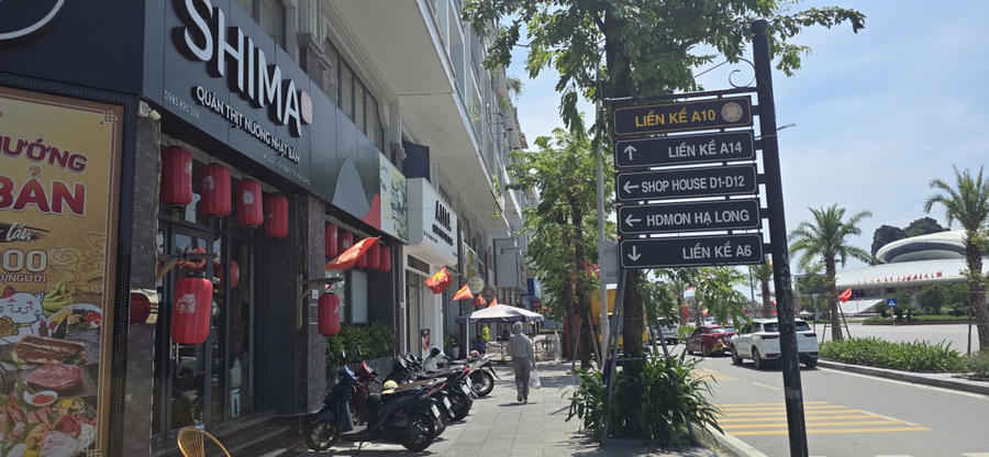 Khu đô thị mới tại Quảng Ninh rực sáng sắc đỏ của cờ hoa, hòa chung không khí chào mừng Đại hội Đảng.