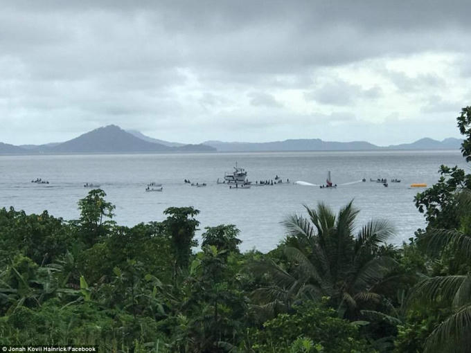 Theo thông tin ban đầu, chiếc máy bay đã lao quá đà khi chạy trên đường băng nổi tiếng ngắn ở Micronesia.