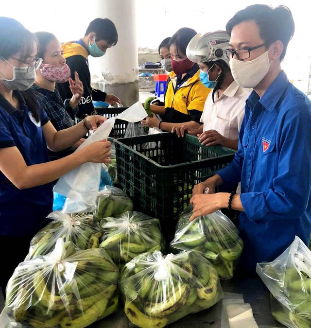 Lực lượng tình nguyện viên phân phát hoa quả.