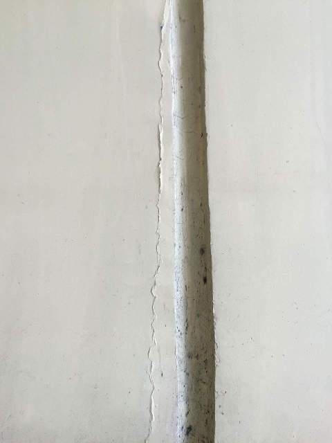 Cộng với những vết nứt "lạ" mà Pháp luật Plus đã phản ánh tại Hầm Phước Tượng