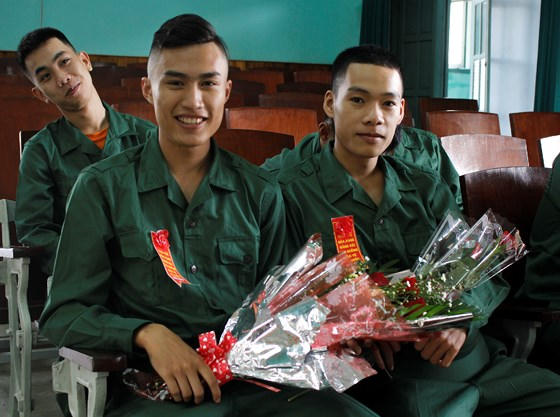 Tân binh Ngô Văn Sáng (20 tuổi, trú huyện Hòa Vang) và bạn mới quen của mình.