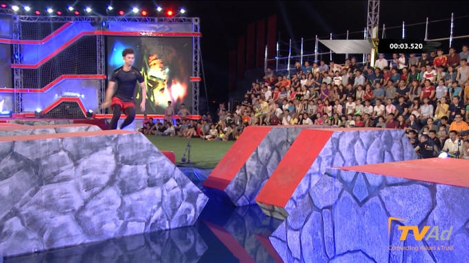  Dễ dàng vượt qua “Nhảy bước bốn” với sải chân rất dài.