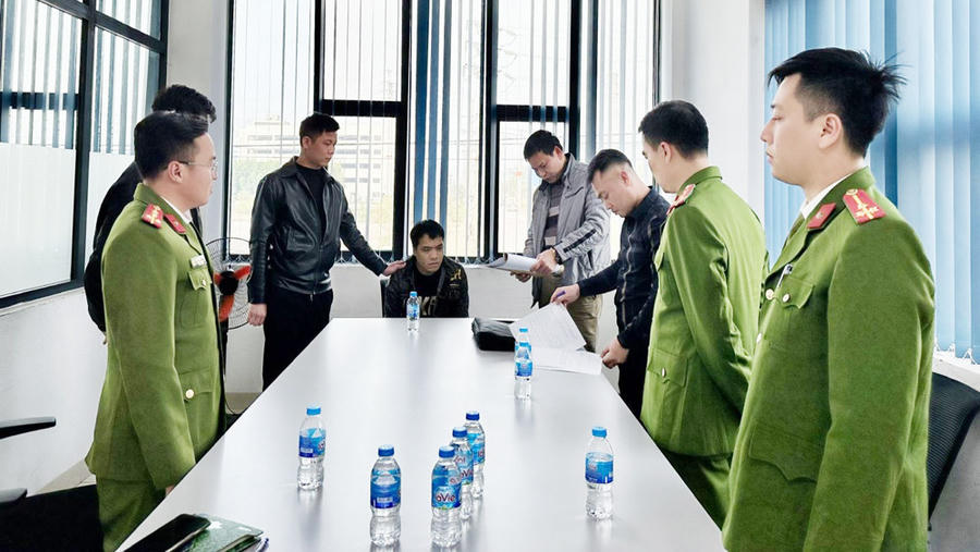 Lực lượng Công an bắt giữ đối tượng Hứa Văn Trình.