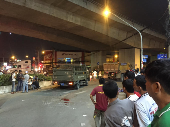 Chiếc xe ben trong lúc ôm cua đã tông trúng xe máy khiến bé trai 3 tuổi chết thảm.