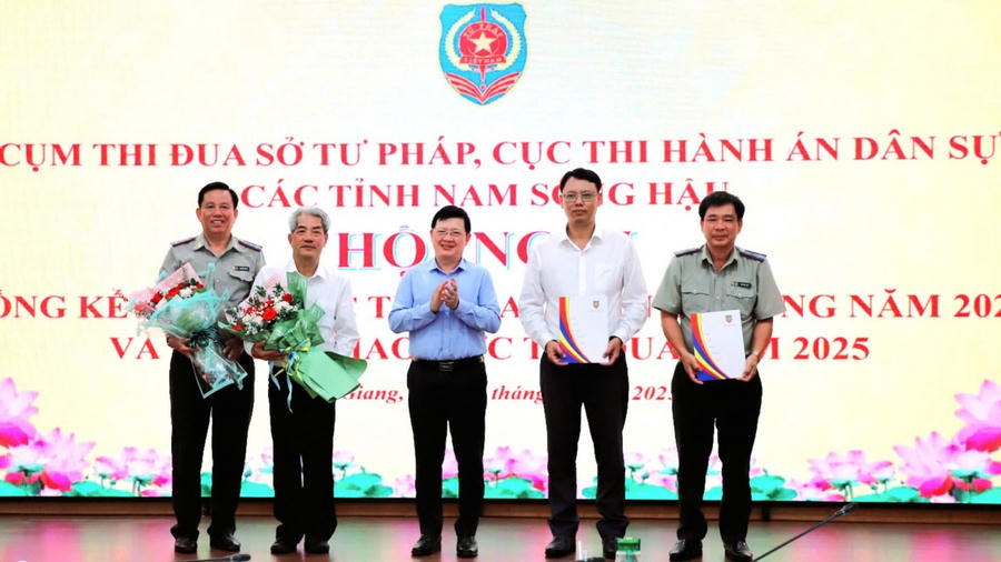 Ông Mai Lương Khôi, Thứ trưởng Bộ Tư pháp tặng hoa cho Trưởng, Phó trưởng Cụm thi đua 2024 và trao quyết định cử Trưởng, phó Trưởng cụm thi đua năm 2025.