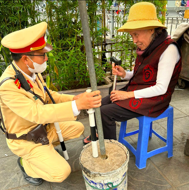 Cụ Đông được các cán bộ CSGT đường bộ số 4 giúp đỡ