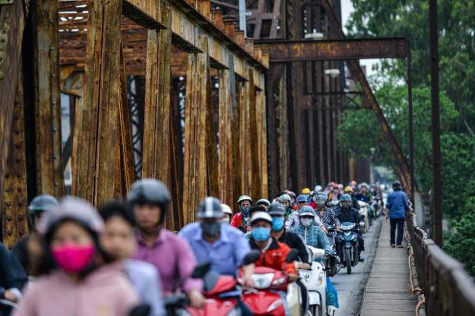 Vào giờ cao điểm, cầu Long Biên (Hà Nội) hơn trăm tuổi luôn có lưu lượng người đi xe máy rất đông.