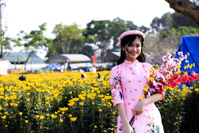 Sắc hồng dịu dàng nổi bật giữa vườn xuân đầy nắng.