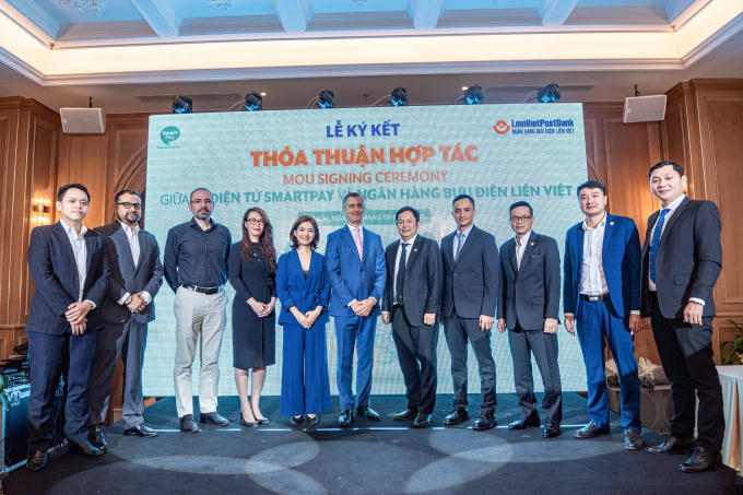 Dai dien Lanh dao 2 bên chup hinh luu niem tai su kien