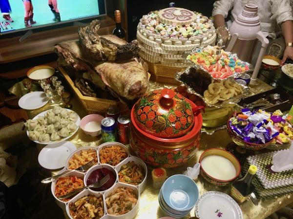 Mâm cơm ngày tết của người Mông Cổ.
