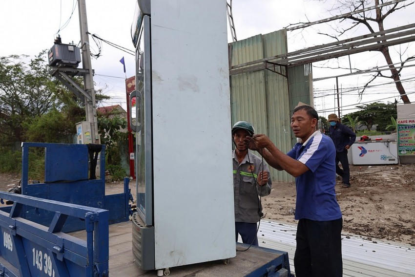 Người dân dọn dẹp nhà cửa để di dời.