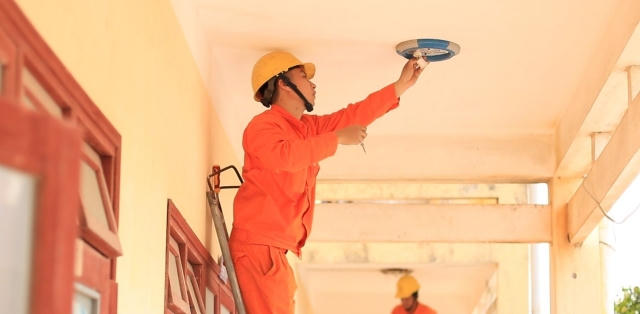 Bắt tạm giam 5 cán bộ Tập đoàn EVN và Bộ Công Thương