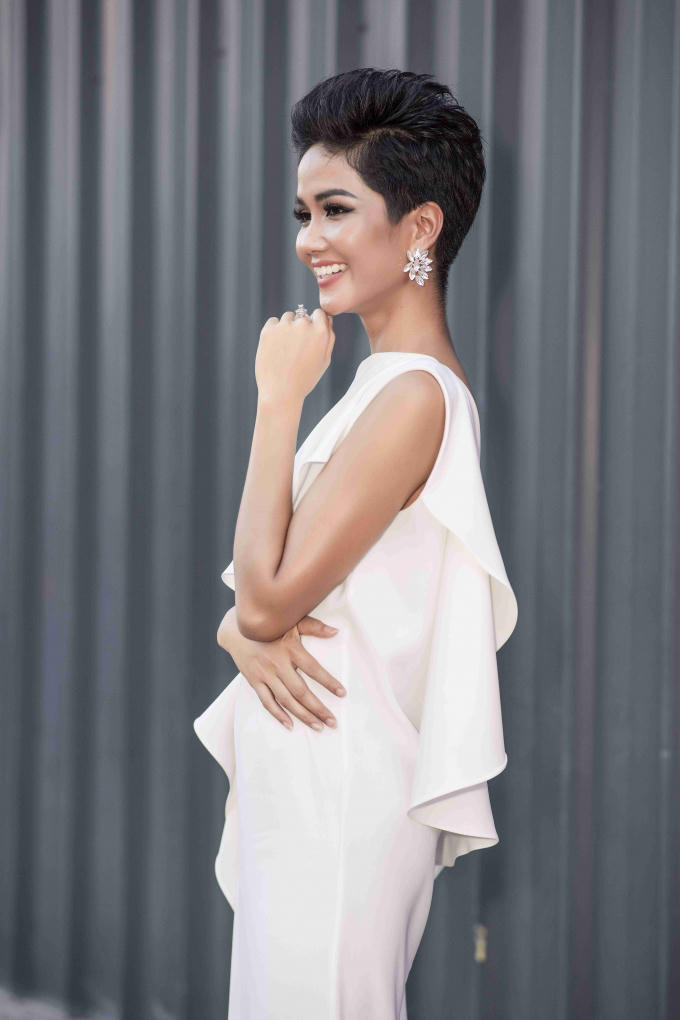 Hoa hậu H'hen Niê khoe vóc dáng ngày càng quyến rũ sau khi tăng cân